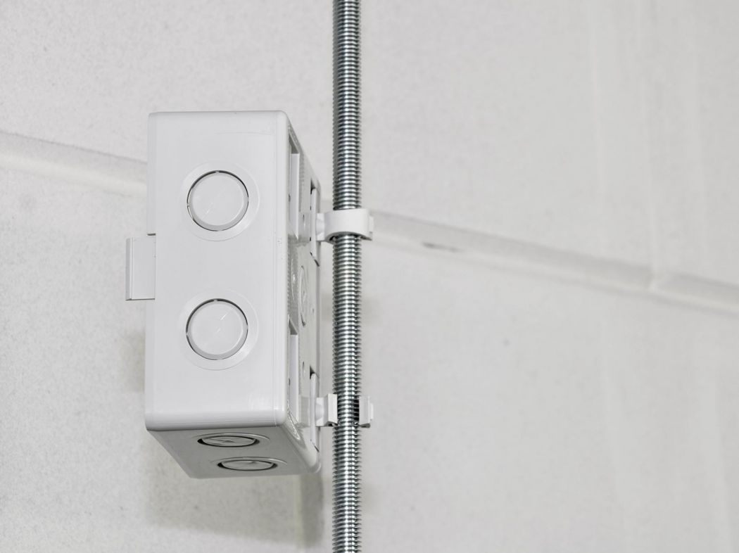 Quick click-installation on the rear with the aid of various mounting materials