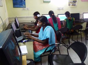 The computer courses are so popular that there are long waiting times.