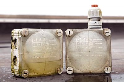 Enclosure without pressure equalisation (left) and using VentGLAND® (right) after two years time