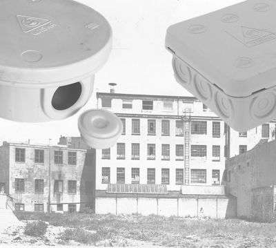 (Left product from 1964. Round installation box made of thermoplastic with four cable entries and separate seal. Right product from 1979. Square installation box made of thermoplastic with ten integrated cable entries.)